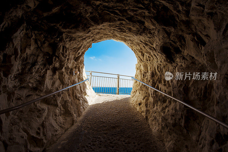 以色列Rosh Hanikra的洞穴出口和蓝天